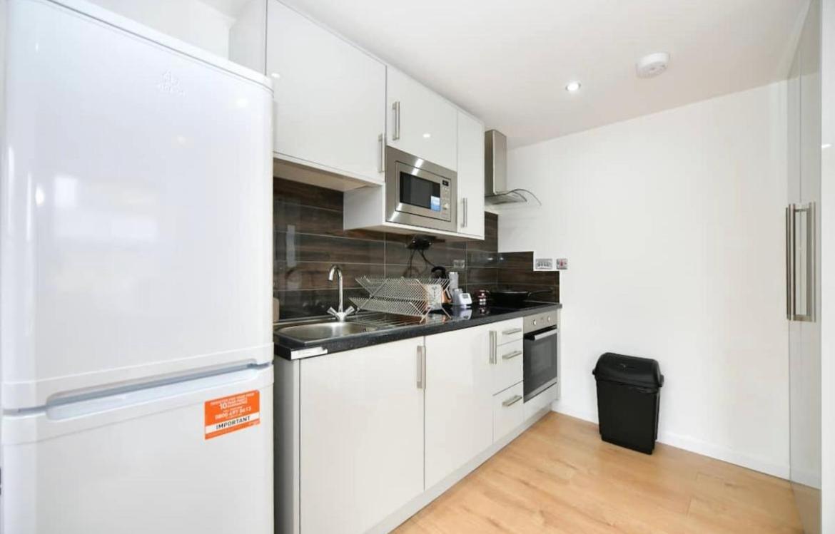 Lovely 2 Bedroom Serviced Penthouse Battersea Park Road 런던 외부 사진
