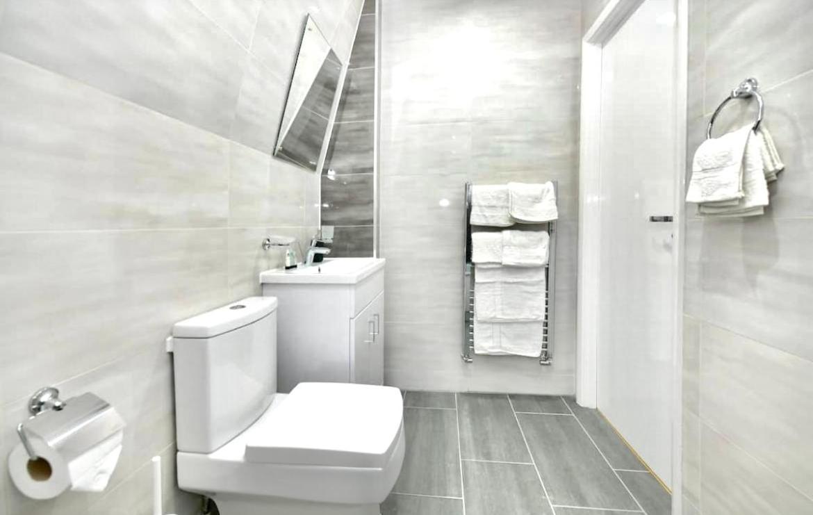 Lovely 2 Bedroom Serviced Penthouse Battersea Park Road 런던 외부 사진